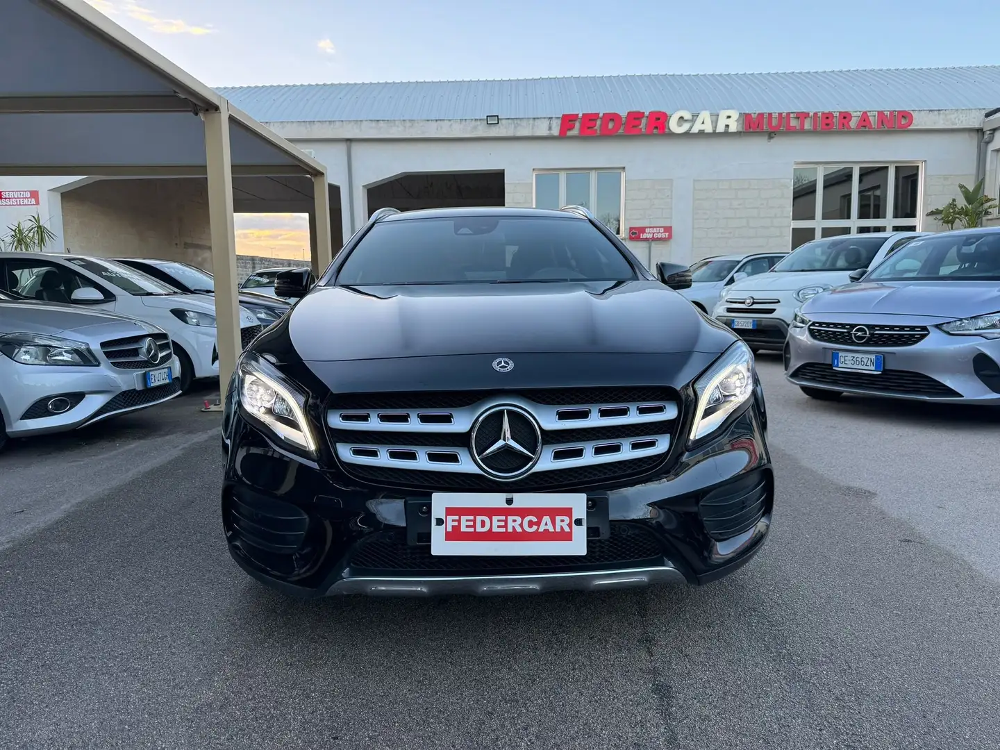 Mercedes-Benz GLA 200 d Automatic Premium AMG Schwarz - 2