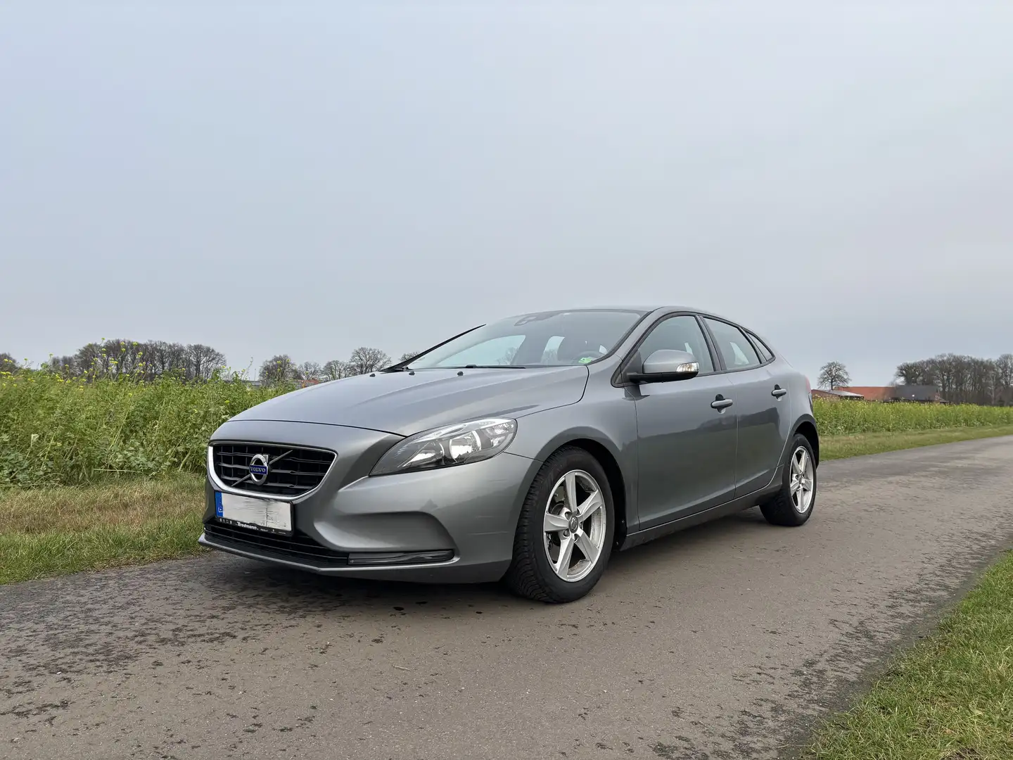 Volvo V40 Kinetic Grau - 1