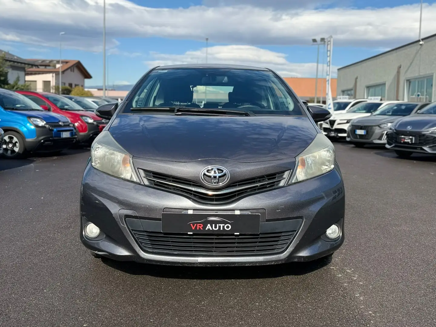 Toyota Yaris NEOPATENTATI 1.4 d-4d Lounge TELECAMERA/UNICOPRPR. Grau - 2