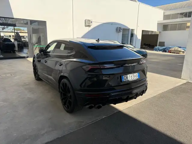 Lamborghini Urus view 3