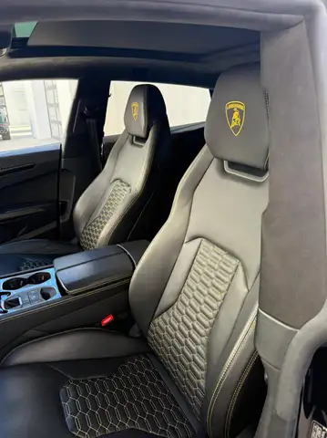 Lamborghini Urus view 7
