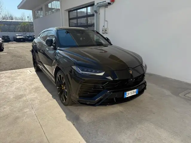 Lamborghini Urus view 2