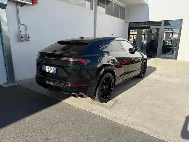 Lamborghini Urus view 5
