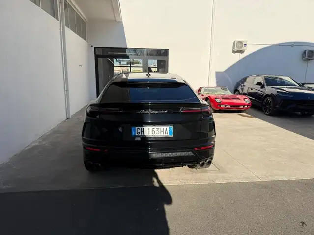 Lamborghini Urus view 4