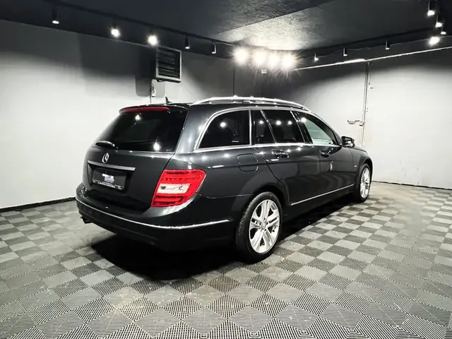 Mercedes-Benz 250 view 4