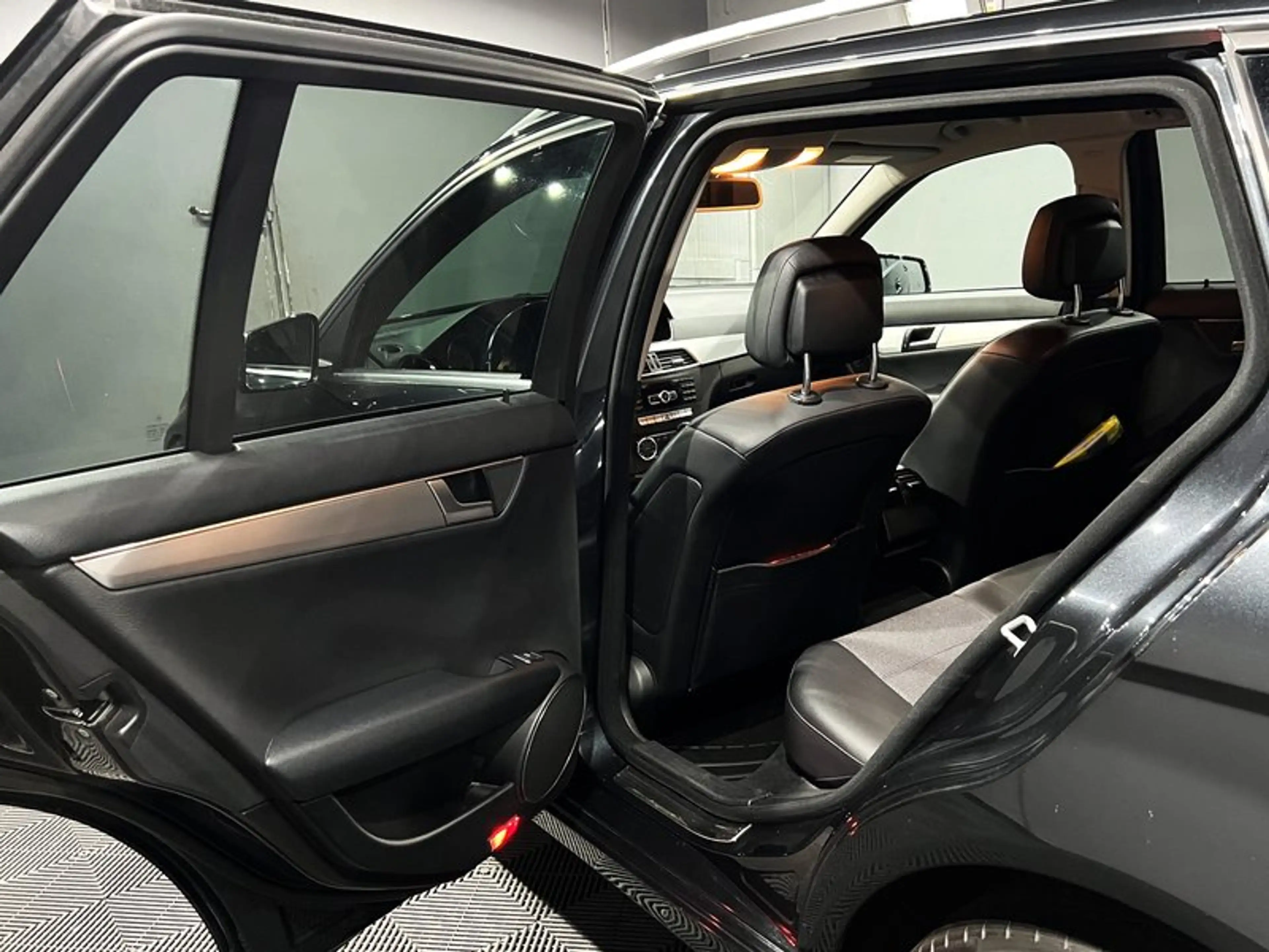 Mercedes-Benz C 250 CGI AVANTGARDE|AUTOM|LEDER|R-KAMERA|LED|NAVI — photo 10