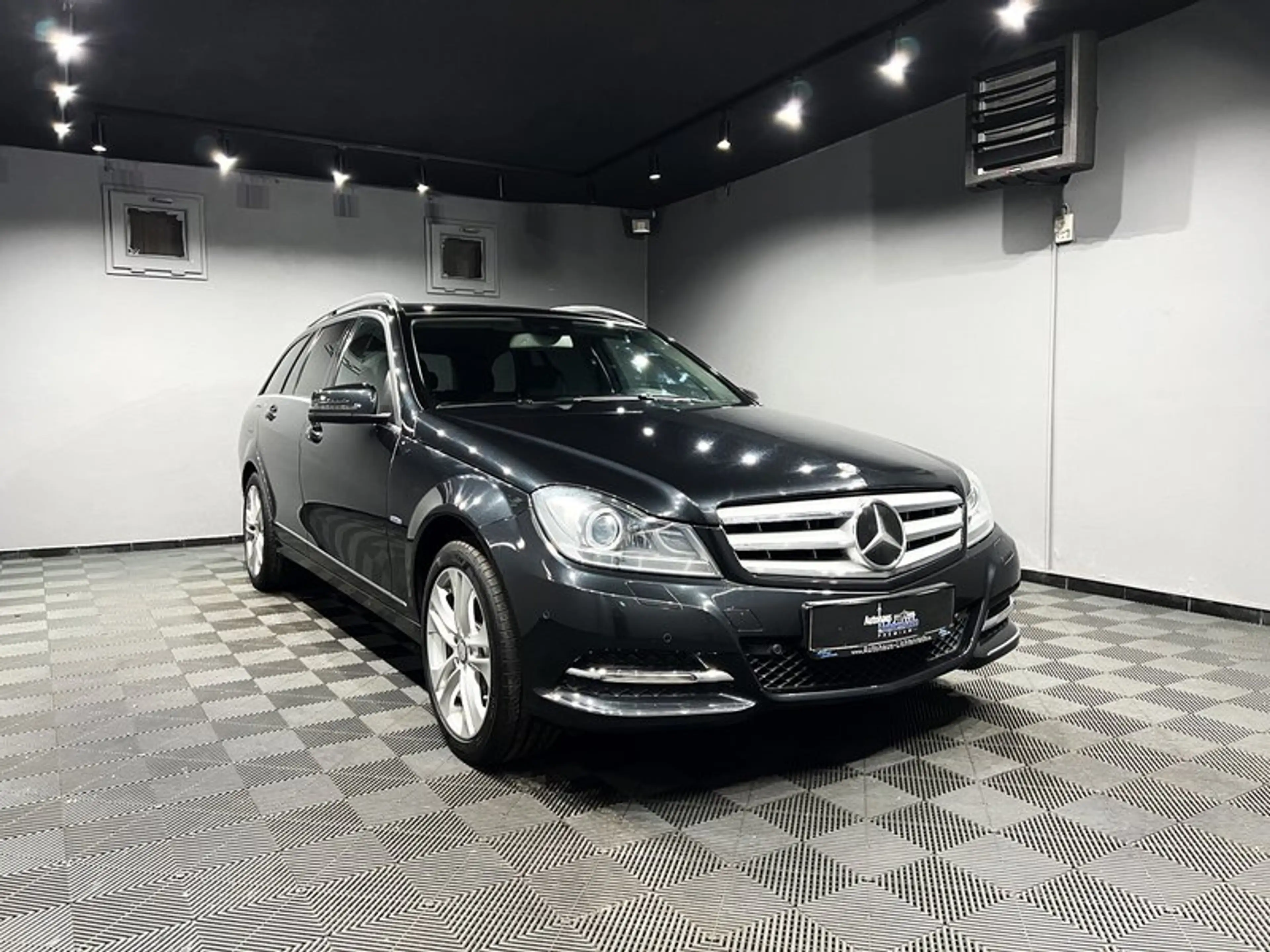 Mercedes-Benz C 250 CGI AVANTGARDE|AUTOM|LEDER|R-KAMERA|LED|NAVI — photo 2