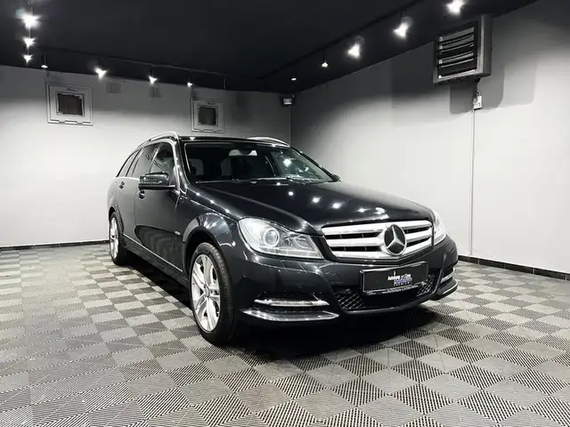 Mercedes-Benz 250 view 2
