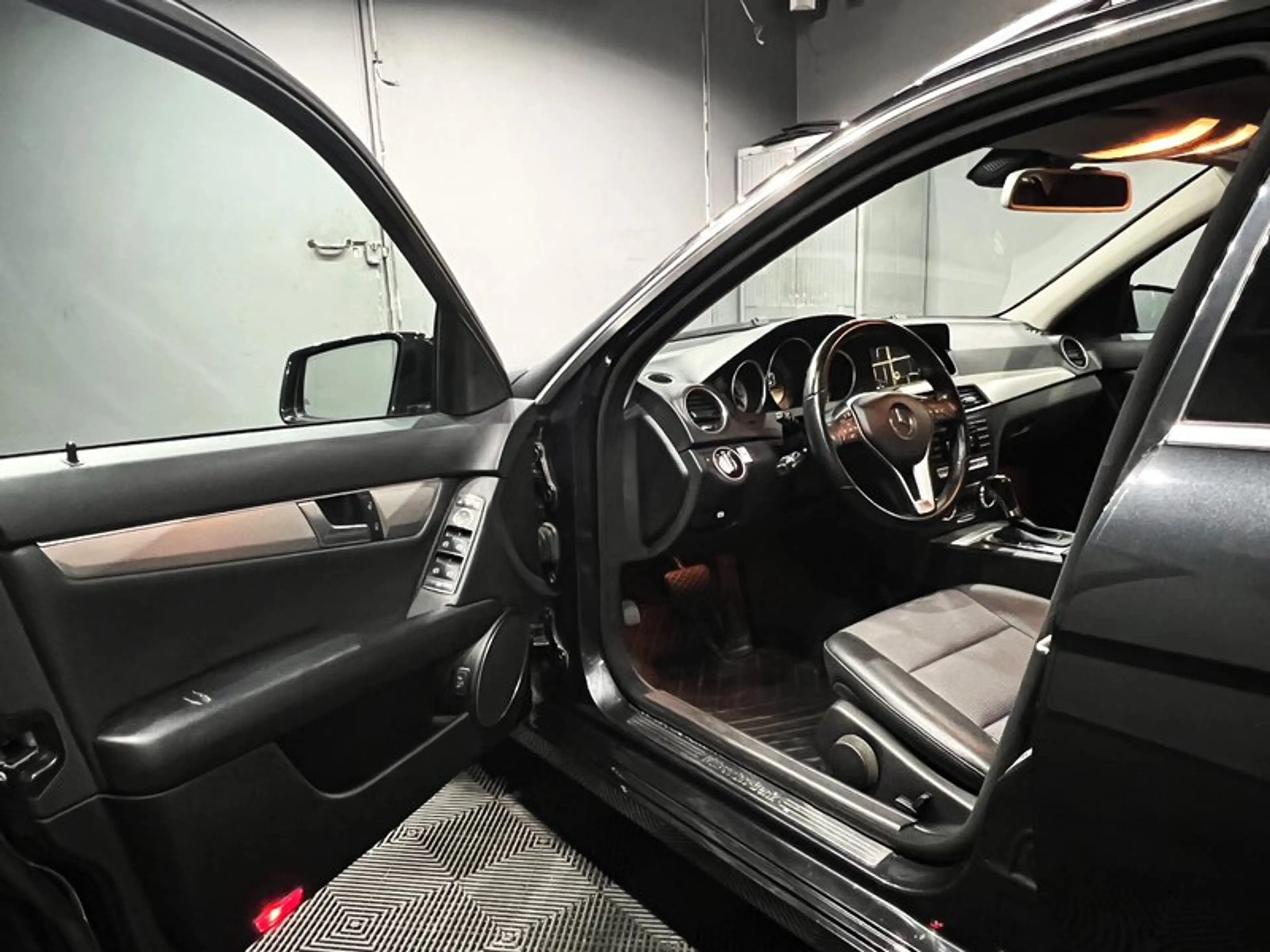 Mercedes-Benz C 250 CGI AVANTGARDE|AUTOM|LEDER|R-KAMERA|LED|NAVI — photo 9