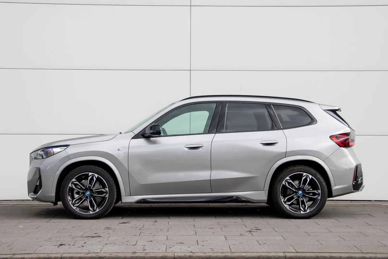 BMW iX1 xDrive30 Launch Edition | M-Sport |Innovation Pack Gris - 2