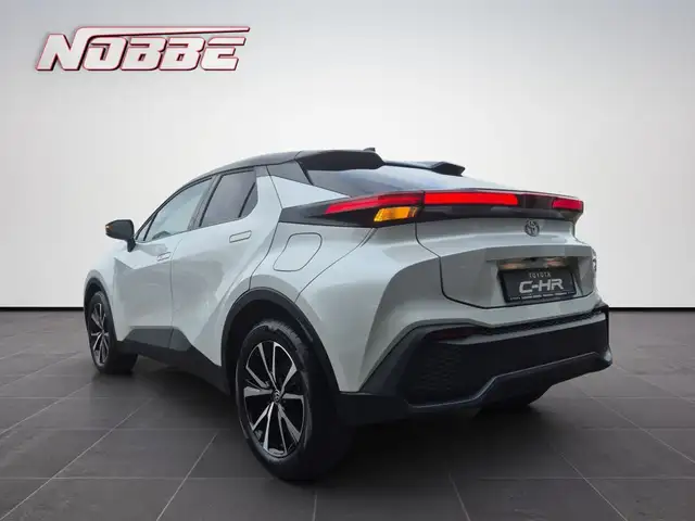 Toyota C-HR view 3