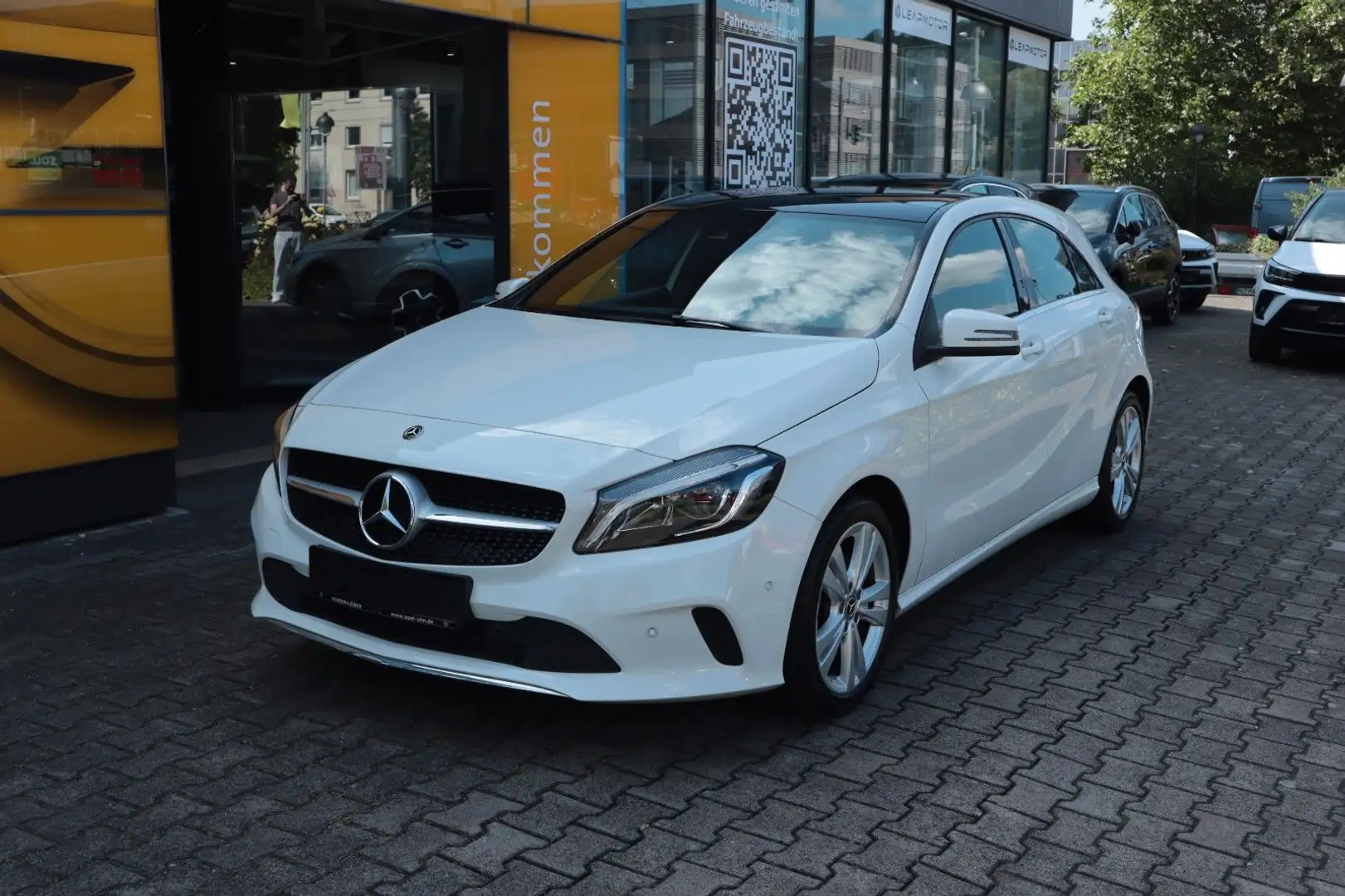Mercedes-Benz A 180 A -Klasse Urban MT6, Schiebedach, Navi Wit - 2