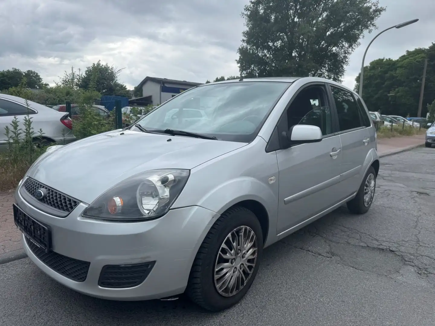 Ford Fiesta AMBIENTE/3.HD/KLIMA/5-TÜRIG/TÜV-SERVICE-NEU! Argintiu - 1