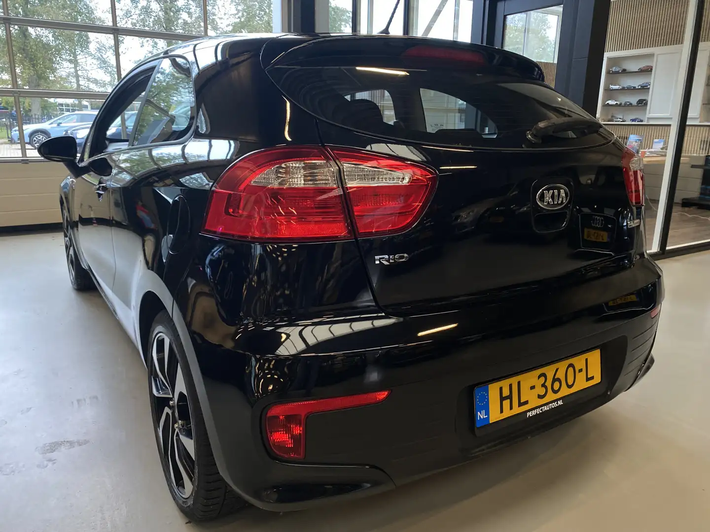 Kia Rio 1.2 CVVT ComfortLine Airco, Cruise, 17inch Zwart - 2