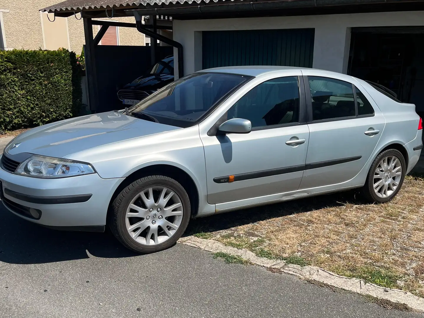 Renault Laguna Laguna Expression 1,6 16V Silber - 1