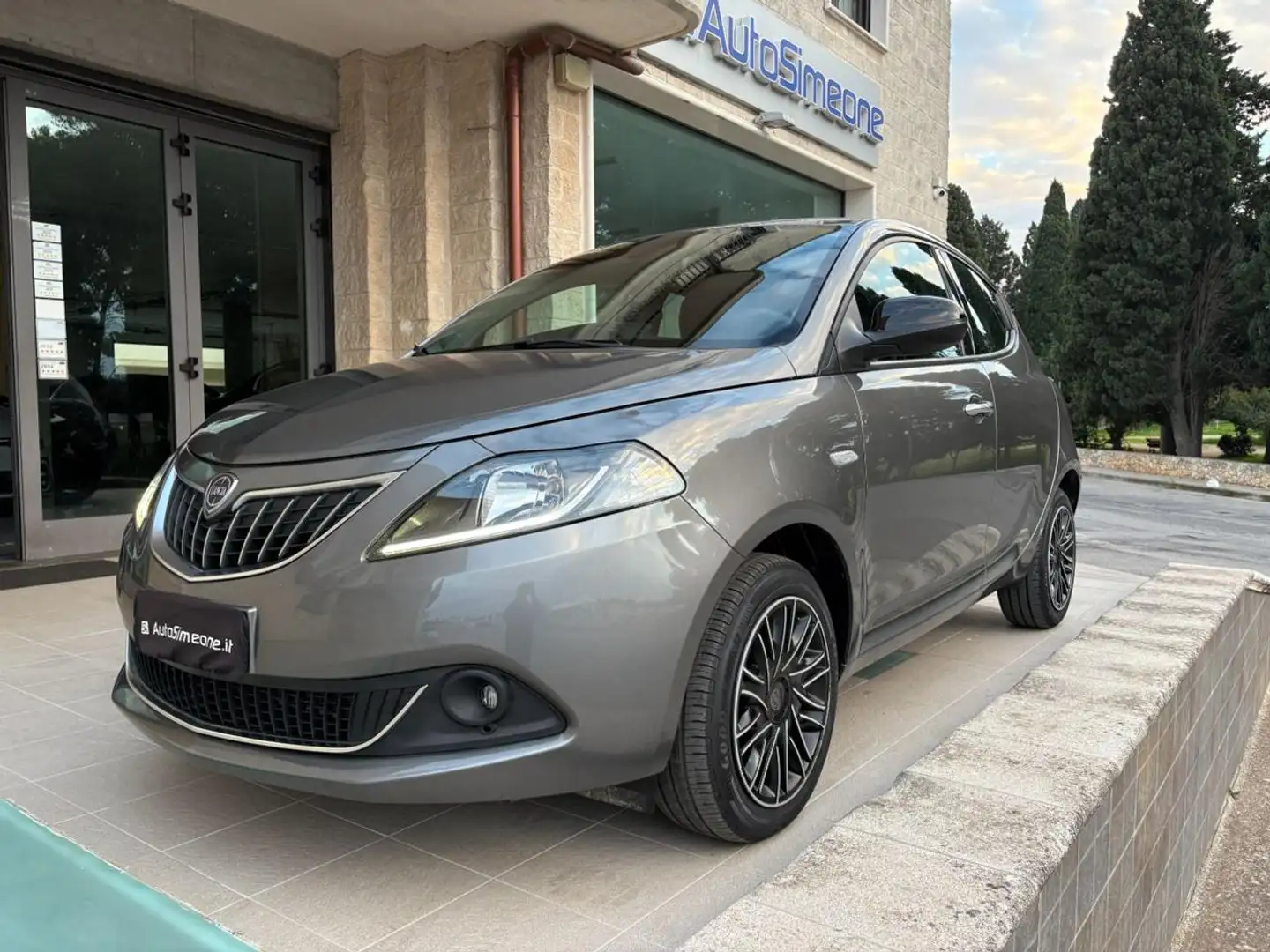 Lancia Ypsilon 1.0 FireFly 5 porte S&S Hybrid Gold 5 posti Gris - 1
