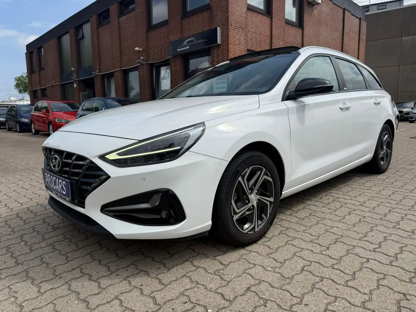 Hyundai i30 1.6 CRDI AUT Intro Edition*LED*NAVI*PANO Blanc - 2