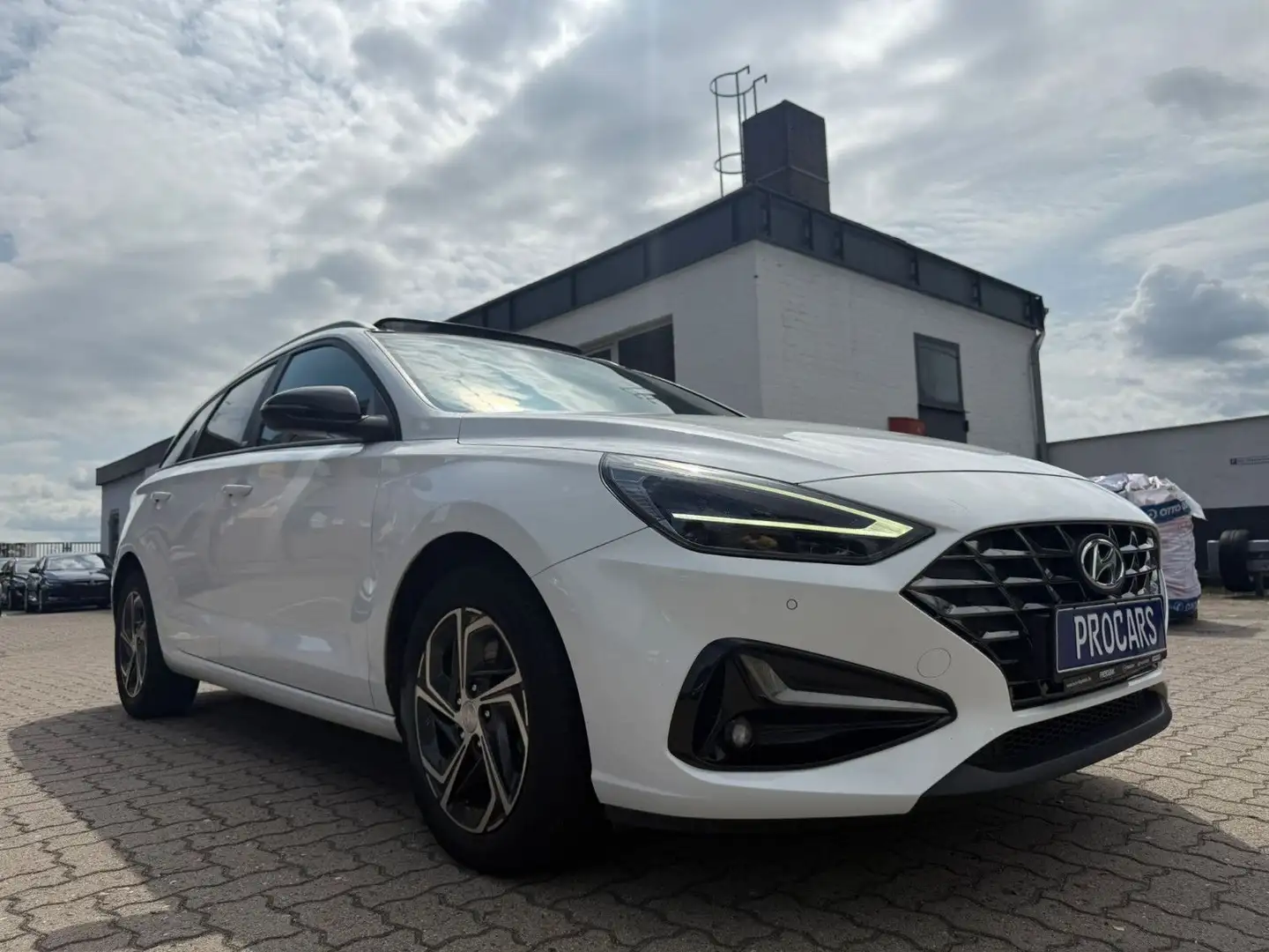 Hyundai i30 1.6 CRDI AUT Intro Edition*LED*NAVI*PANO Blanc - 1