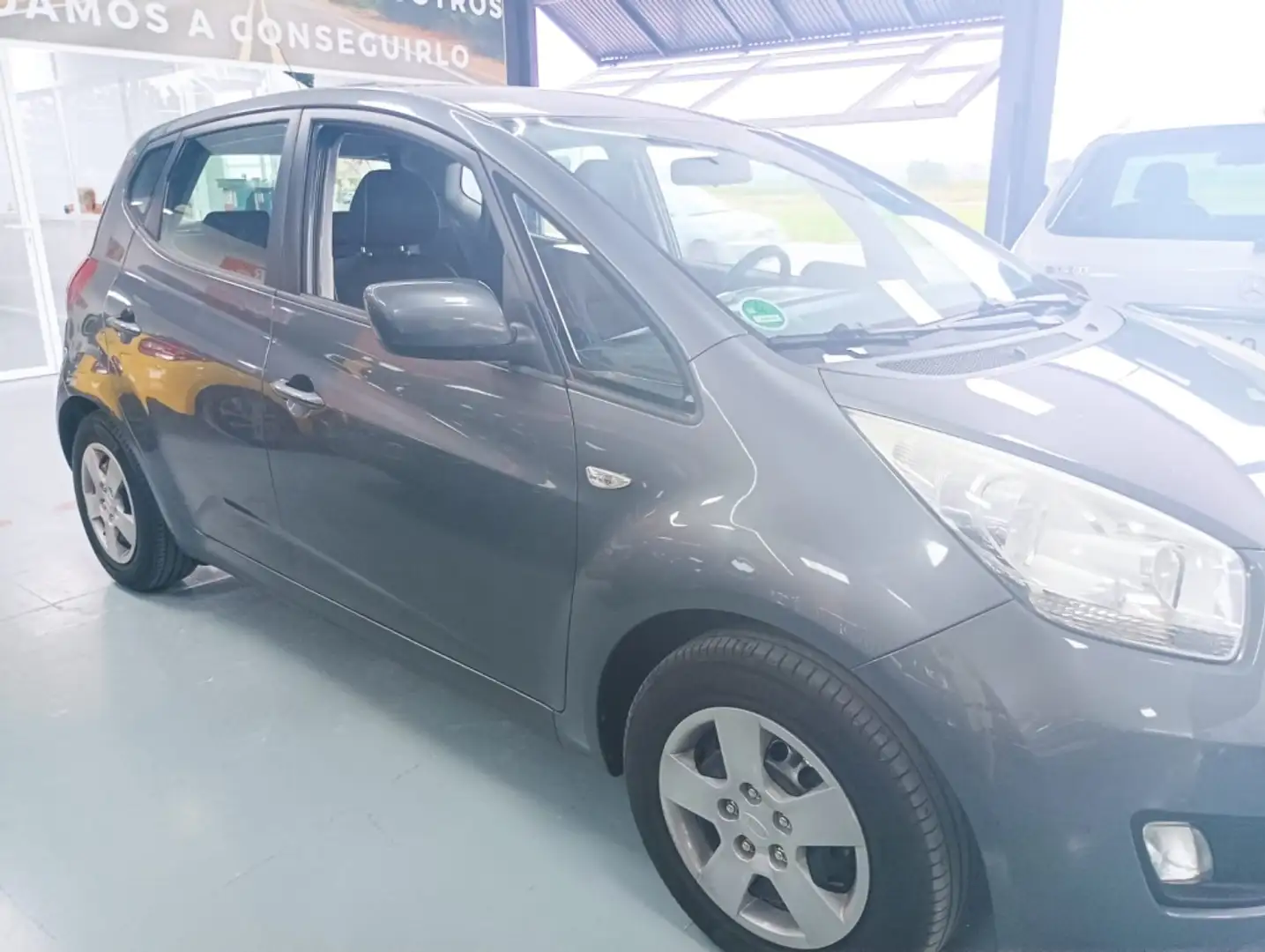 Kia Venga Familiar Manual de 5 Puertas Gris - 2
