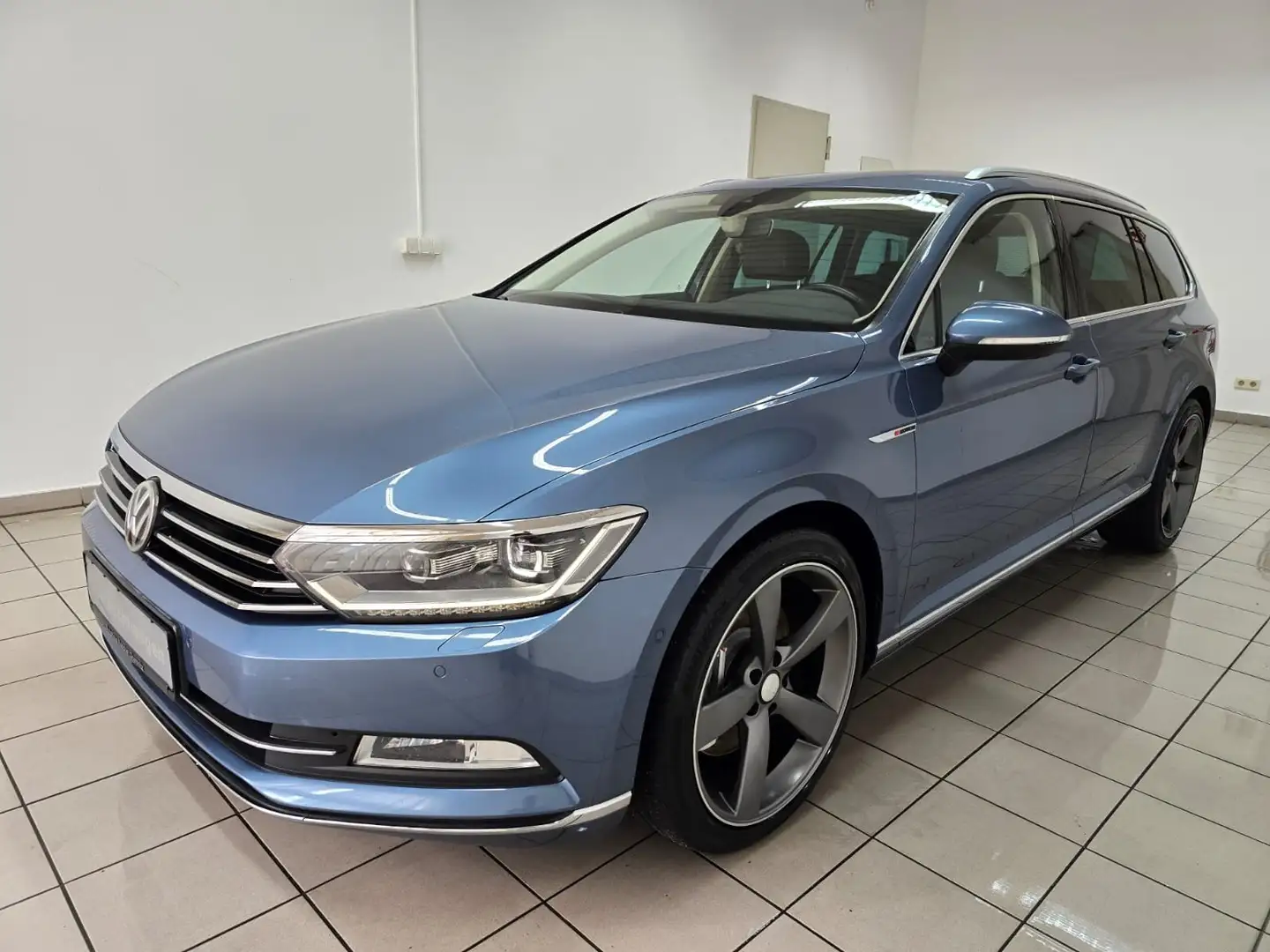 Volkswagen Passat Variant 2.0 TDI 4M Highline R Line LED Navi Kamera AHK Bleu - 1