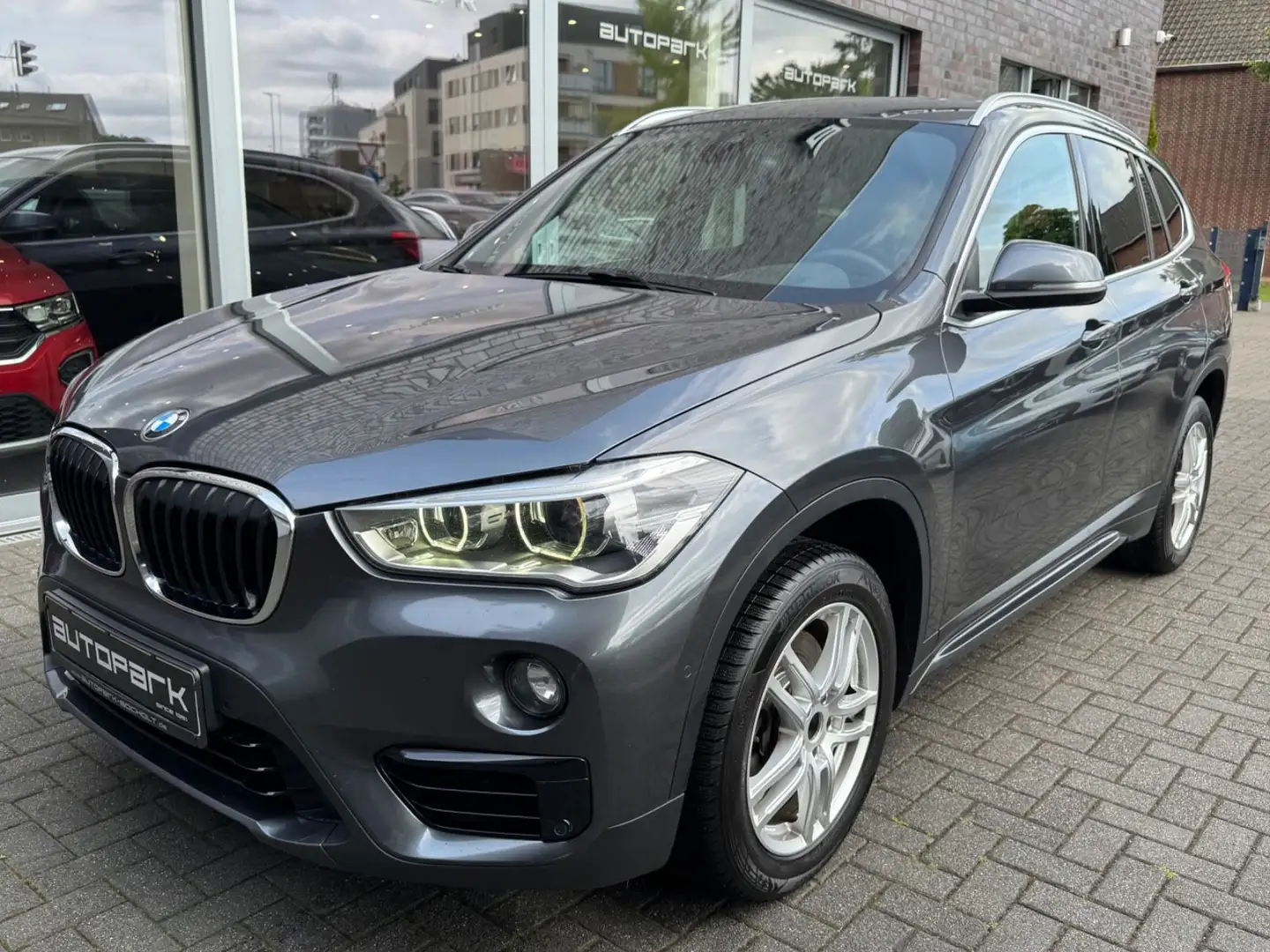 BMW X1 sDrive 20d Sport Line Aut. Navi+ HUD HiFi AHK Grau - 1