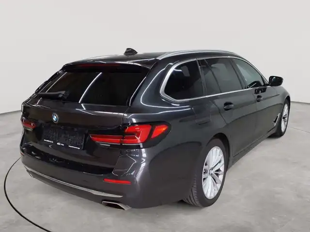 BMW 5 Series view 4