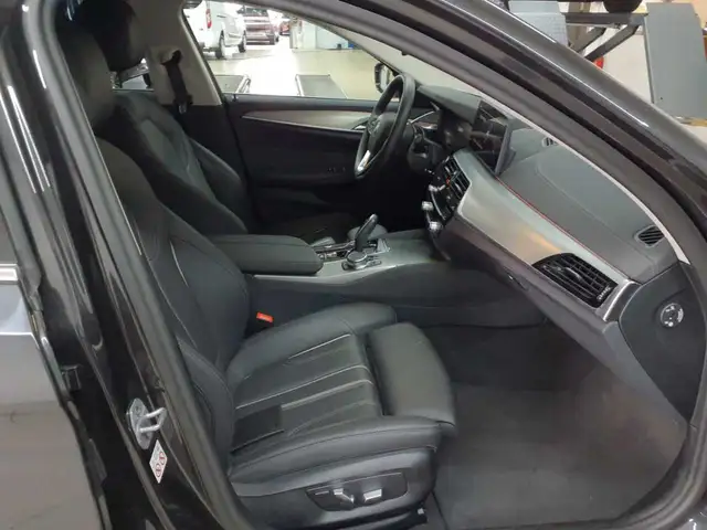 BMW 5 Series view 8