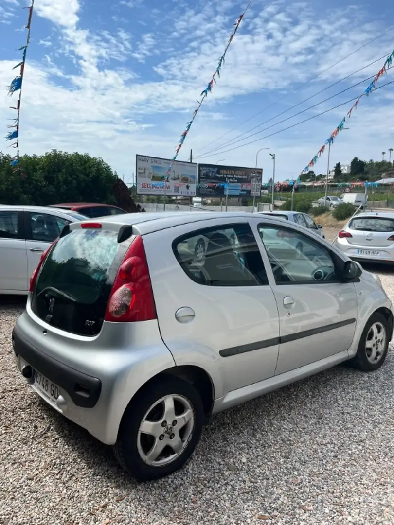 Peugeot 107 1.0i Urban Move Gris - 2