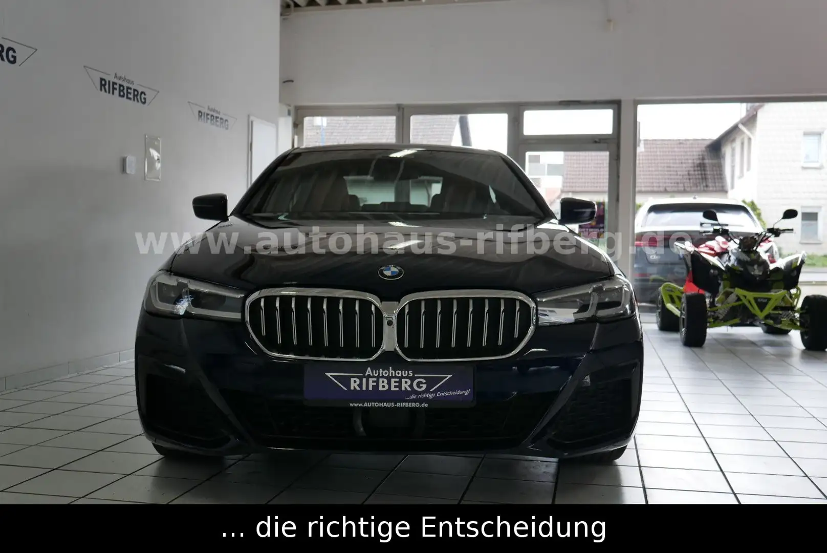 BMW 545 e xDrive M Sport HaKardon/LCP/Surround/Leder Modrá - 2