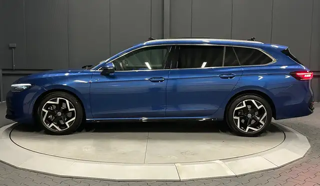 Volkswagen Passat view 2