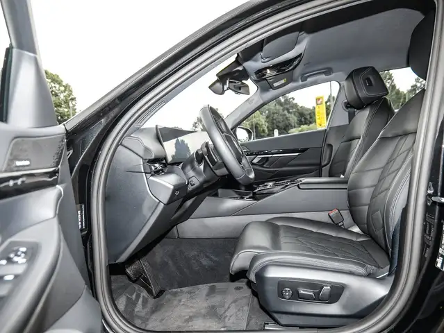 BMW 5 Series view 5