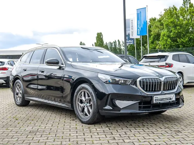 BMW 5 Series view 6