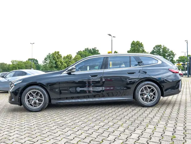 BMW 5 Series view 9