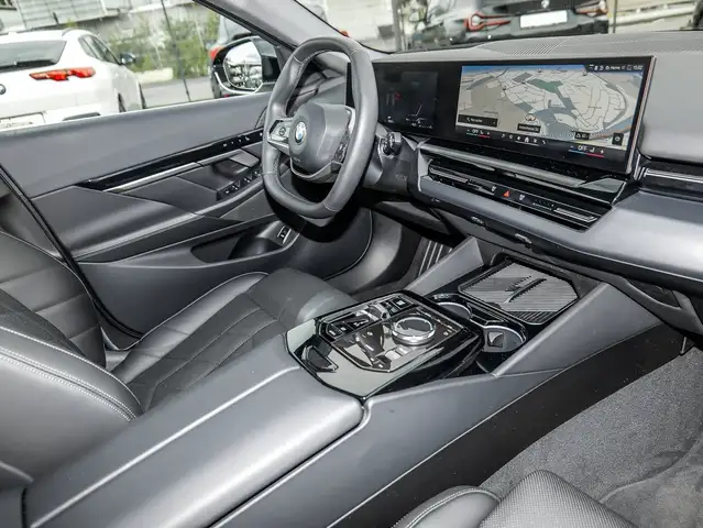 BMW 5 Series view 15