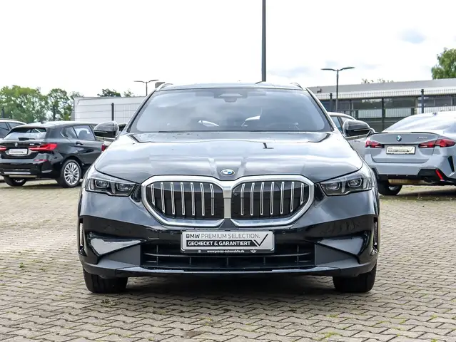 BMW 5 Series view 8