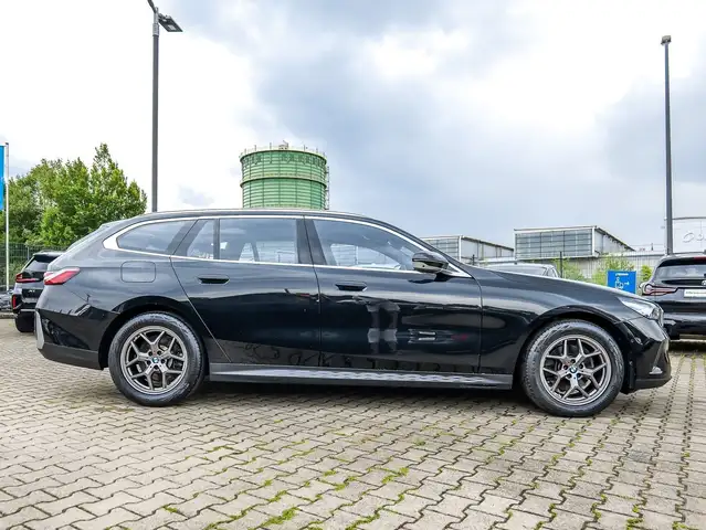 BMW 5 Series view 10