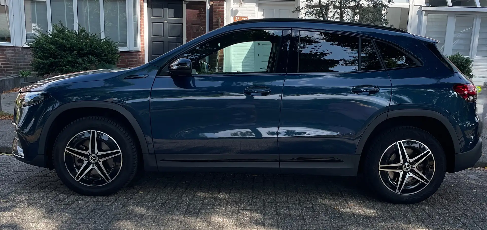 Mercedes-Benz EQA 250 EQA 250 Bns Sol. AMG Blauw - 1