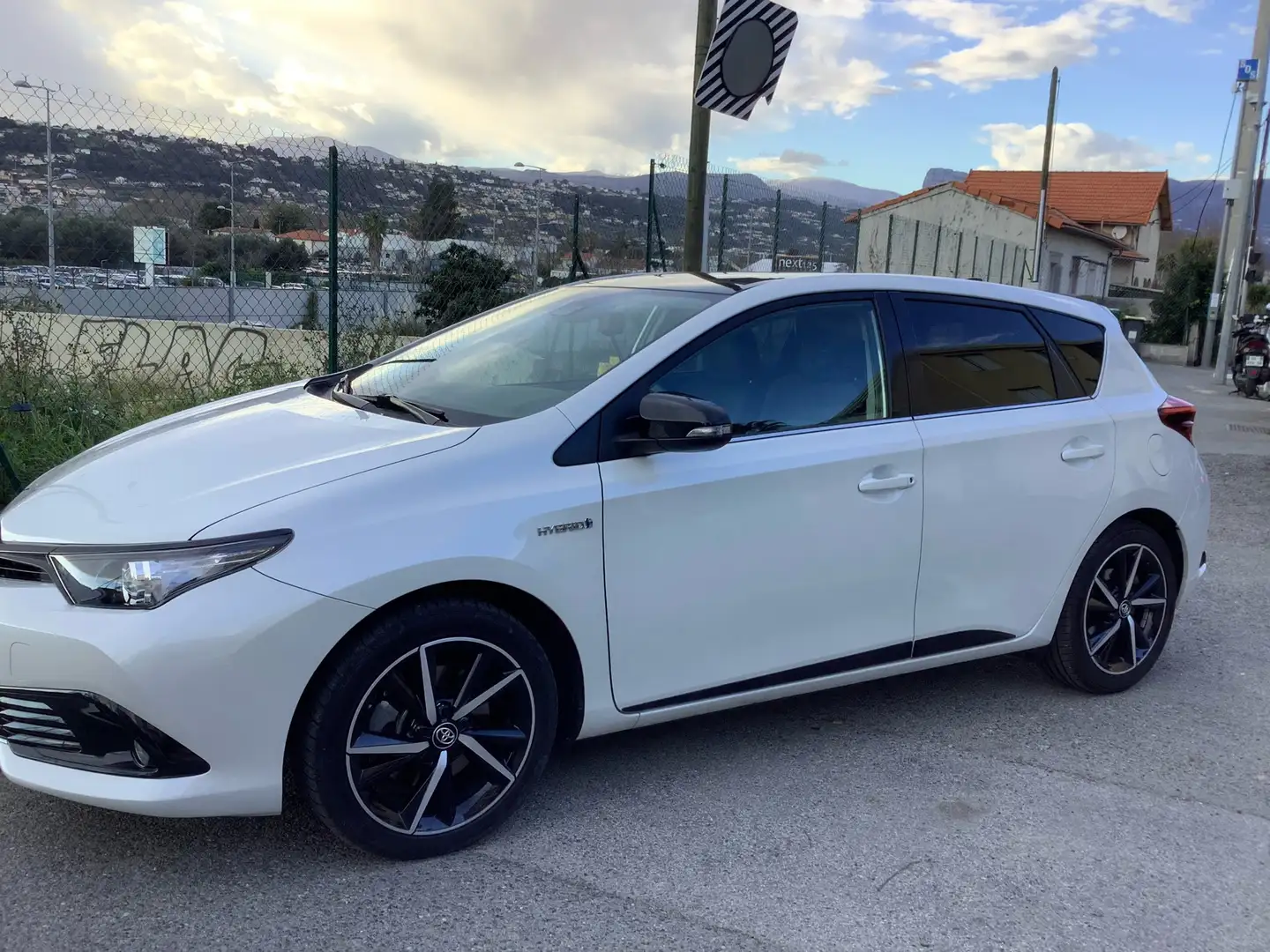 Toyota Auris Hybride 136ch Lounge Wit - 2