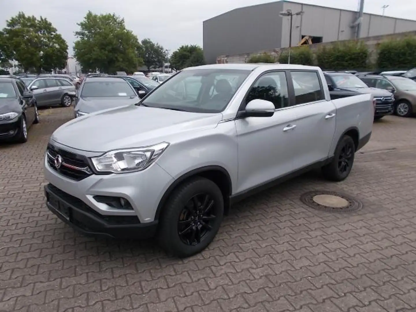 SsangYong Musso Musso Grand 4WD, AHK, Klima, Alu 18", Alarm Silber - 1