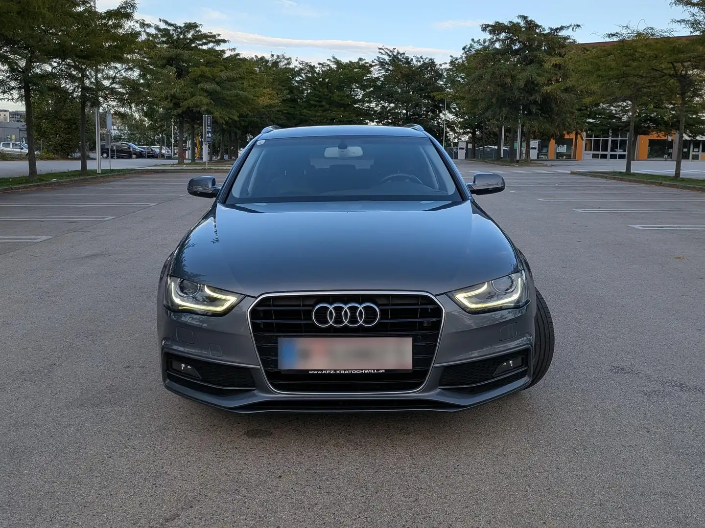 Audi A4 A4 Avant 2,0 TDI Intense Automatik S line Grau - 2