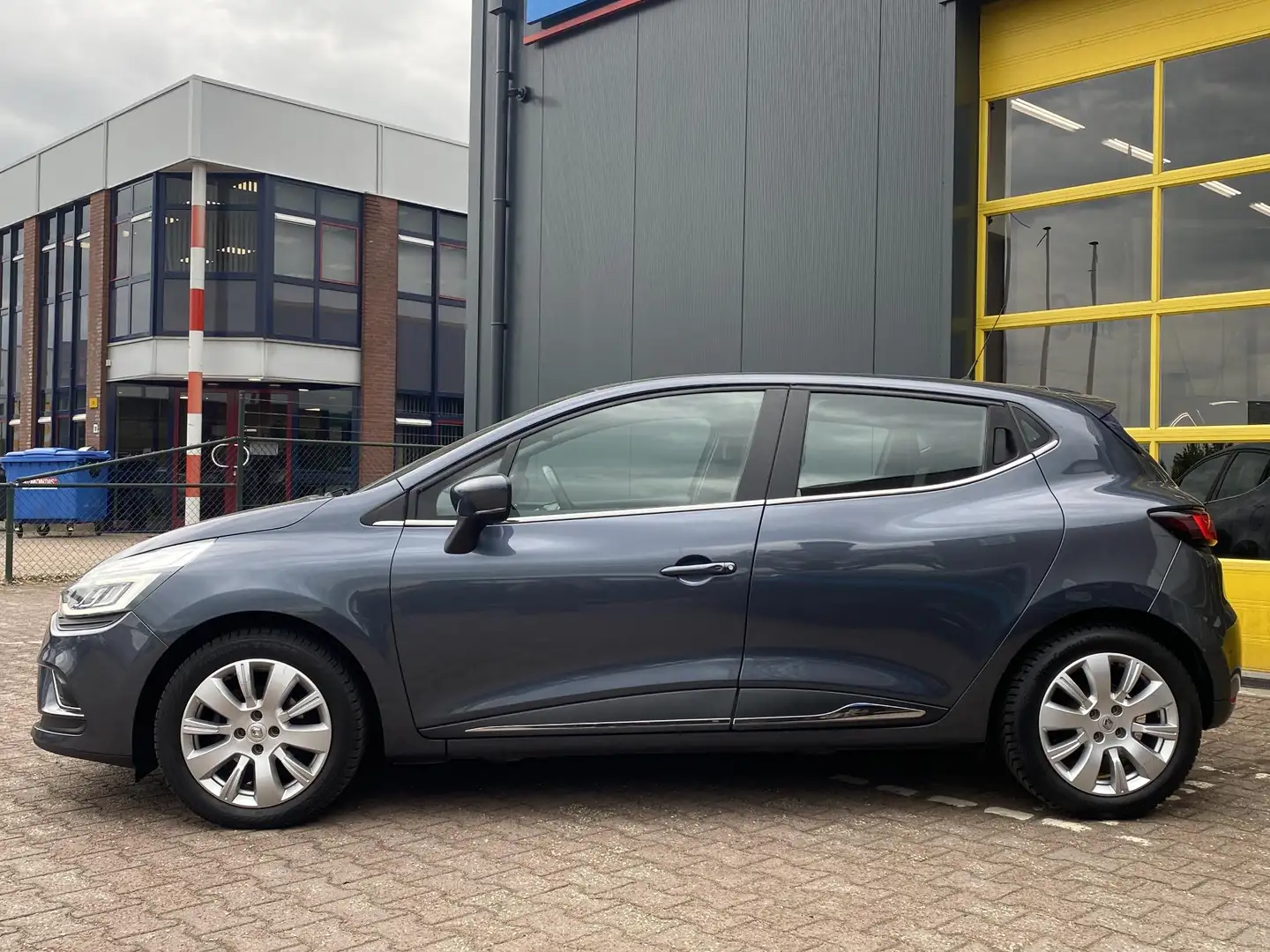 Renault Clio 1.5 dCi Ecoleader Intens BOVAG garantie Grijs - 2