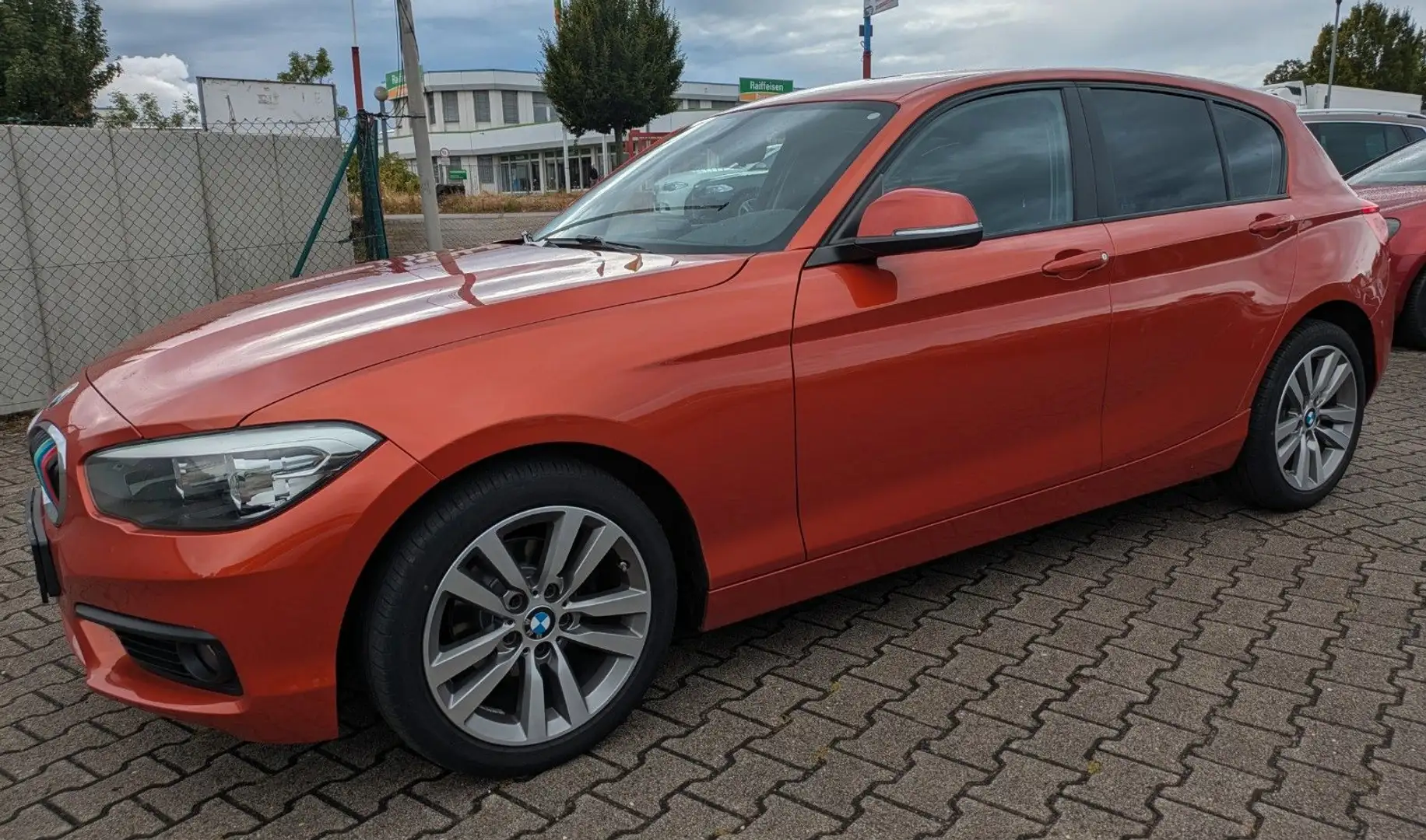 BMW 118 d Advantage Limousine Facelift M Sportlenkrad Naranja - 2