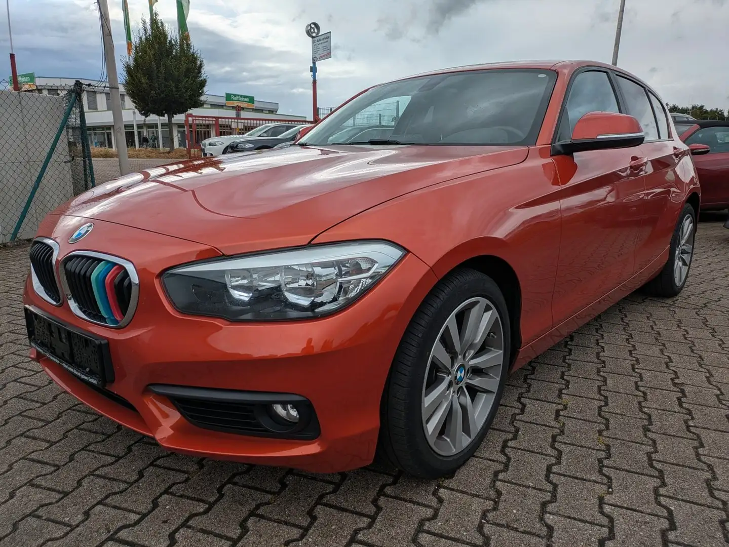 BMW 118 d Advantage Limousine Facelift M Sportlenkrad Naranja - 1