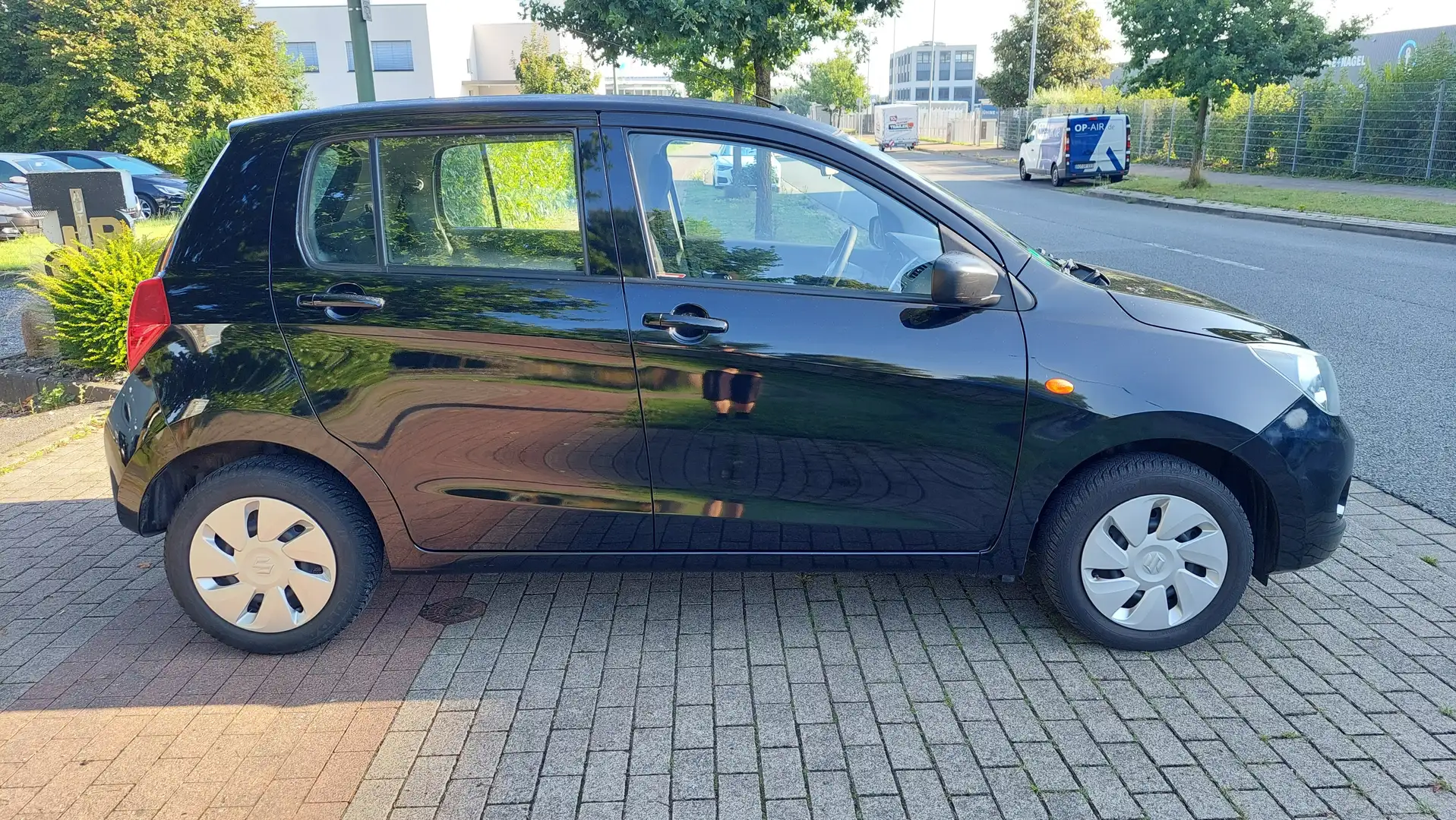 Suzuki Celerio 1.0 AGS Club 1.Hd. erst 23tkm-PDC-Automatik Schwarz - 2