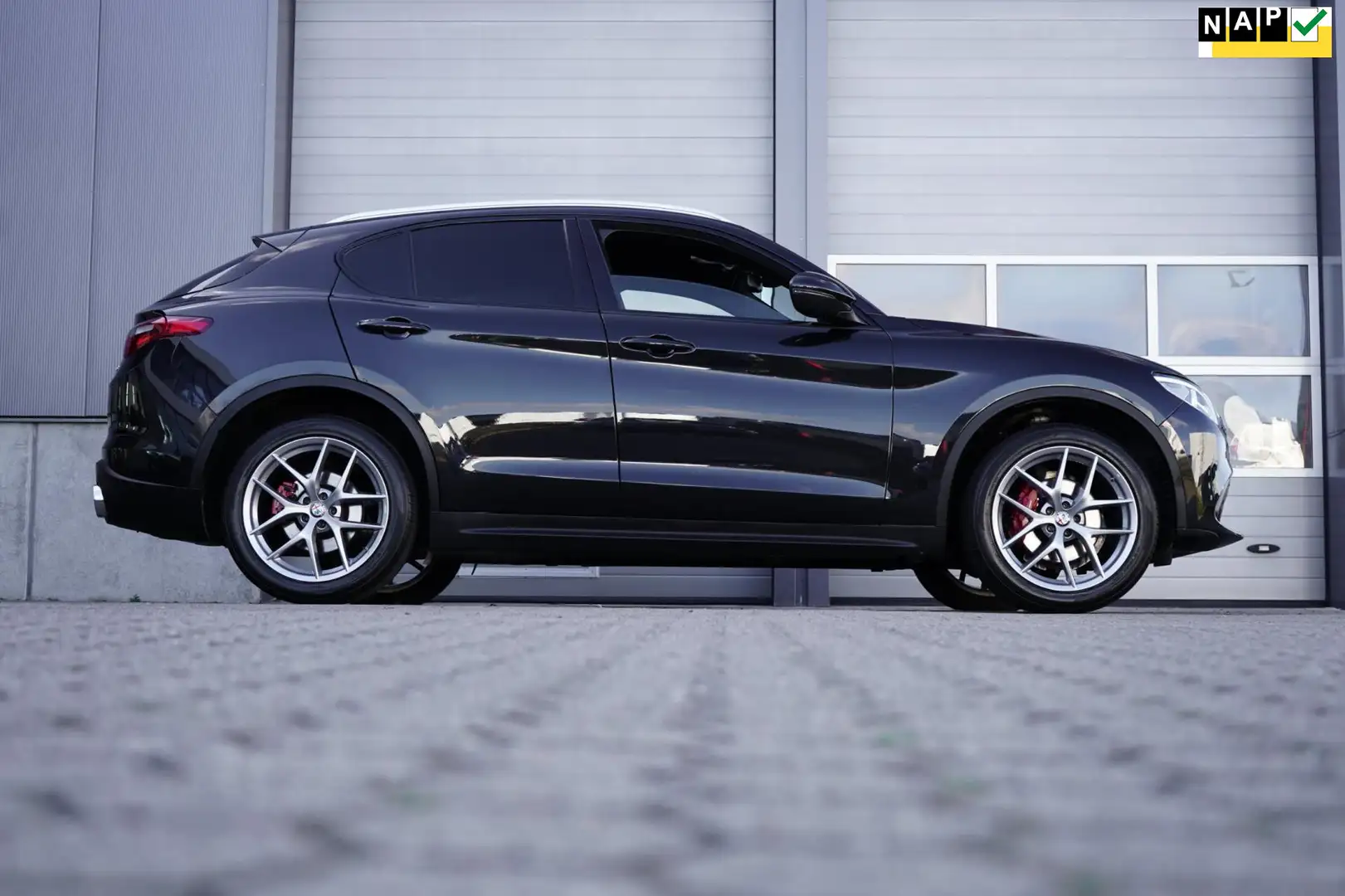 Alfa Romeo Stelvio 2.0 T AWD Super Veloce Q4 Zwart - 1