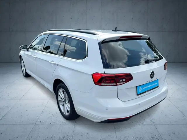Volkswagen Passat view 3