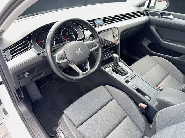 Volkswagen Passat view 9