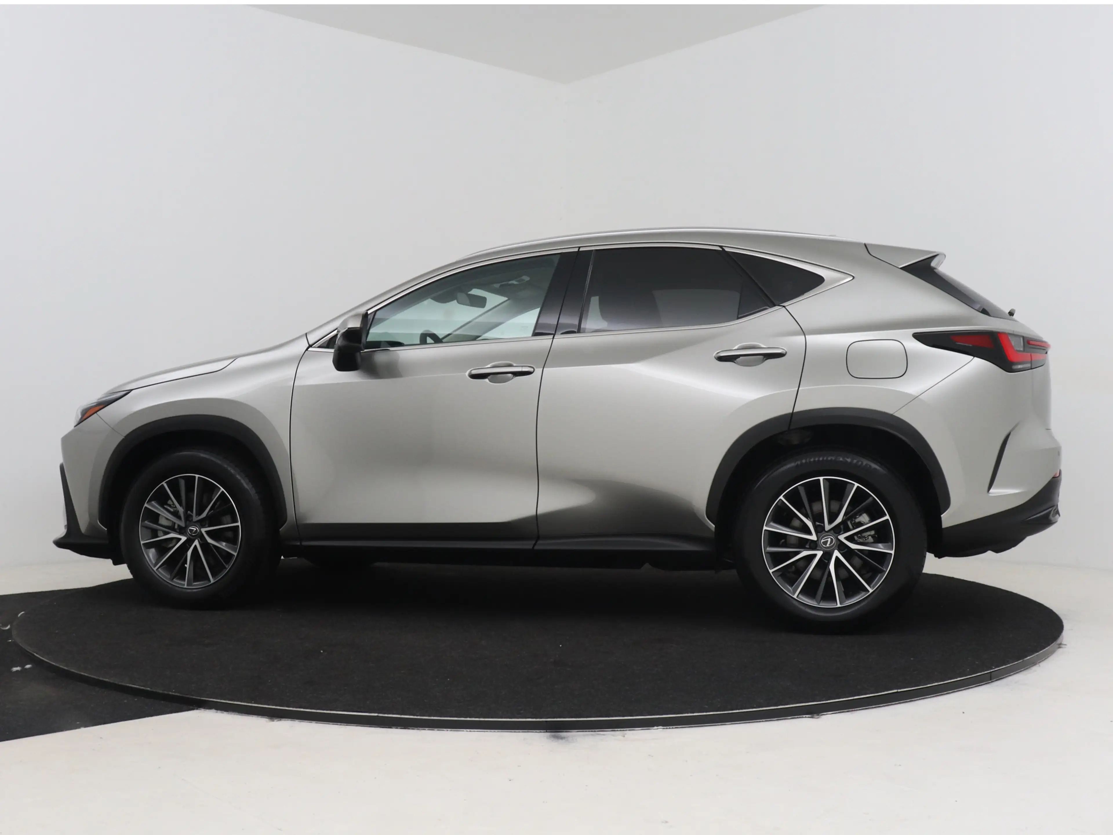 Lexus NX 450h+ AWD Luxury Line — photo 3