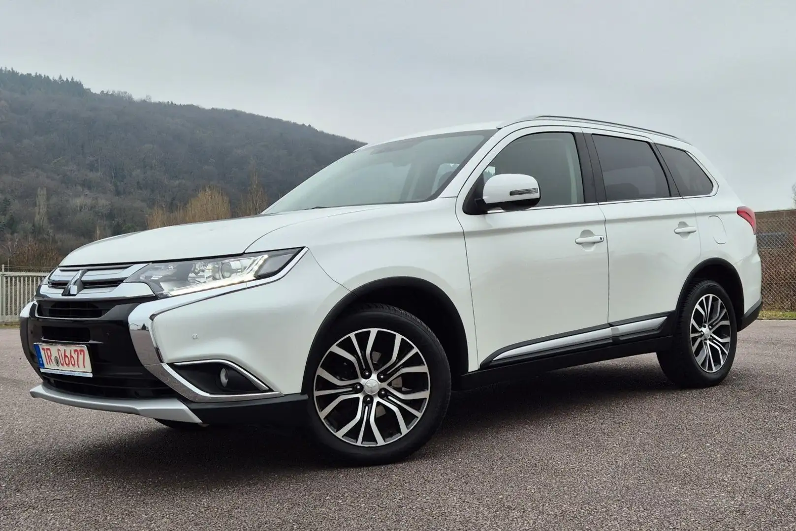 Mitsubishi Outlander 2.0 MIVEC Active+ 2WD, 7 Sitzer. Weiß - 1