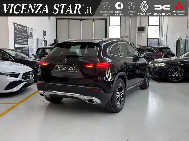 Mercedes-Benz GLA view 3